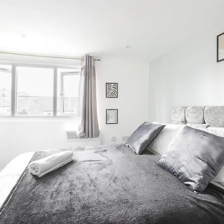 Spacious Flat/ Near City/wi-fi/parking Leeds (West Yorkshire)
